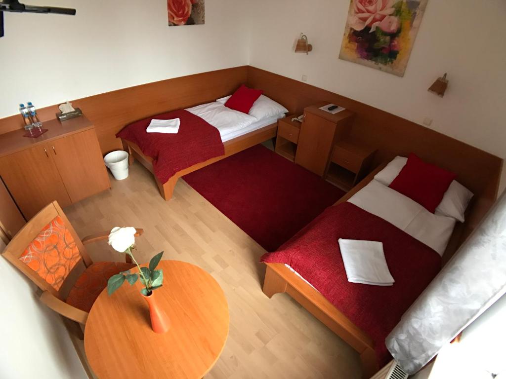 Postel nebo postele na pokoji v ubytování Hotel ROSE Břeclav