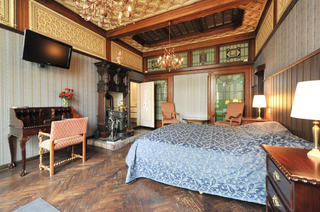 - une chambre avec un lit, un bureau et un piano dans l'établissement Hotel Johannes Vermeer Delft, à Delft