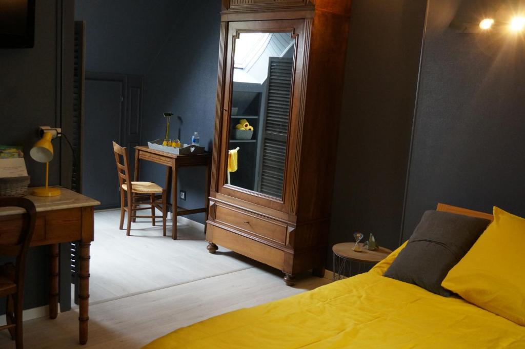 Le Petit Chaton - Family Room