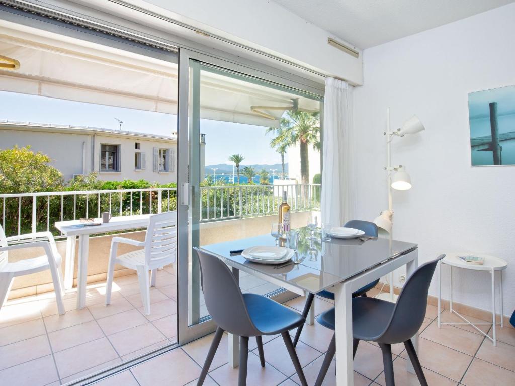 Studio Climatisé Proche Plage et Commerces avec Balcon, Wi-Fi et Parking