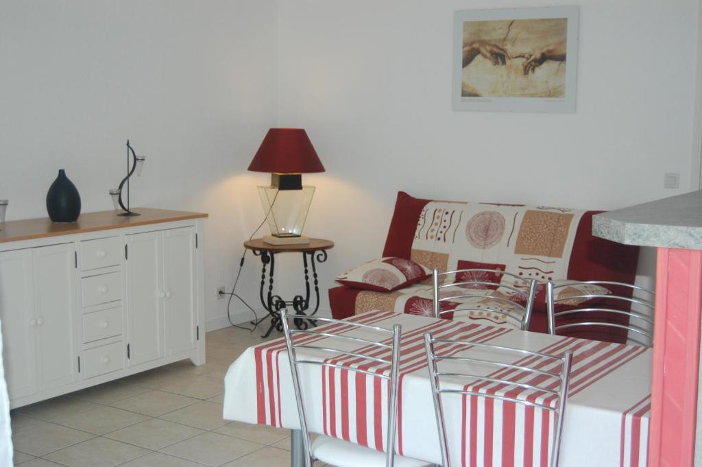 a living room with a couch and a table at Colline de la bergerie in Cambo-les-Bains