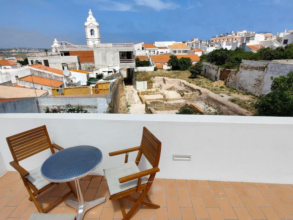 Lagos Roman Ruins - Central 2BR with Rooftop