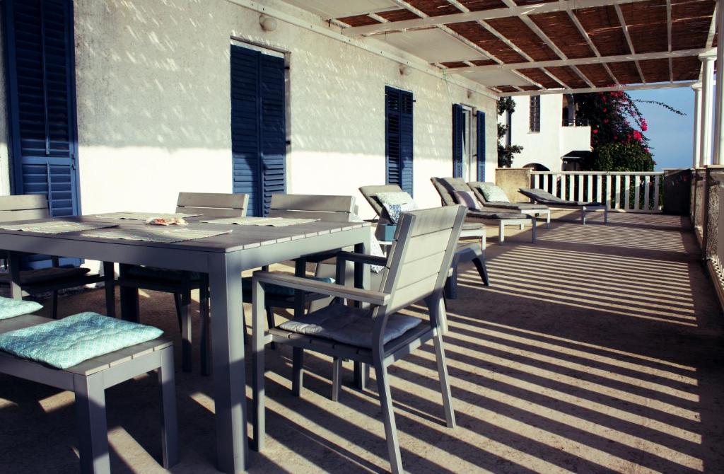 uma mesa e cadeiras sentadas num deque em Villa Terasa em Molunat