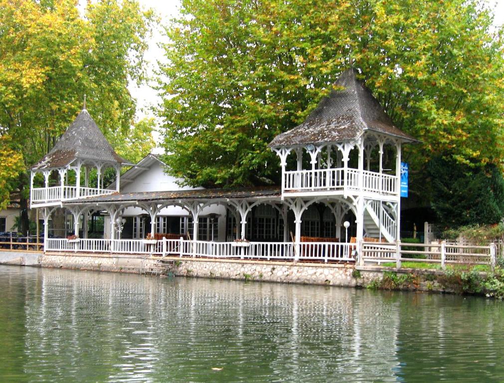 Výhled na řeku, která protéká v blízkosti hotelu