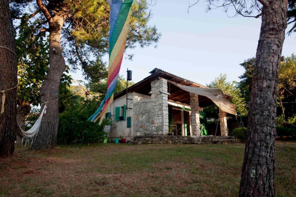 uma casa com uma bandeira colorida pendurada à sua frente em Holiday Home Dajla 35 em Novigrad Istria