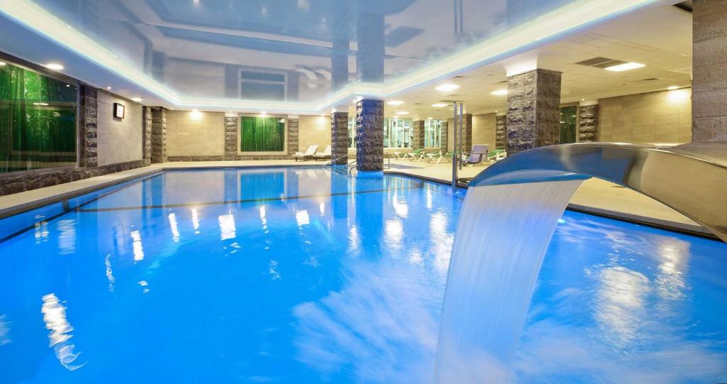 Bazén v ubytování Caesar Premier Tiberias Hotel nebo v jeho okolí
