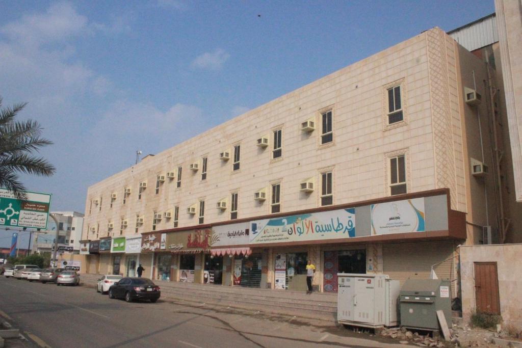un gran edificio al lado de una calle en Layali Alandlous Furnished Units en Al Qunfudhah