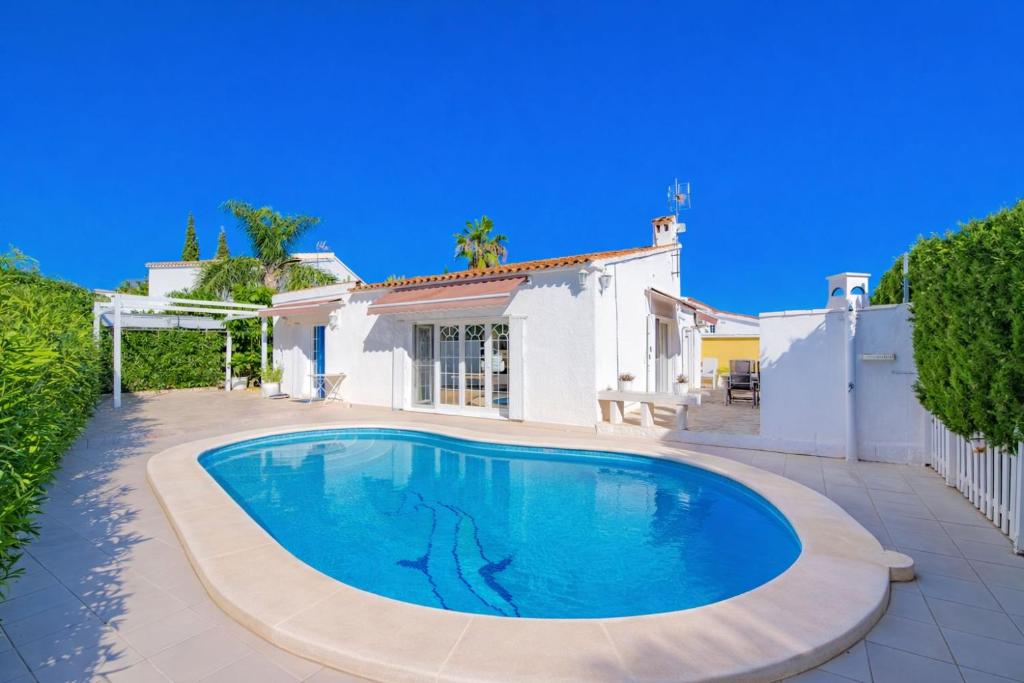Sunbathing with private swimming pool
