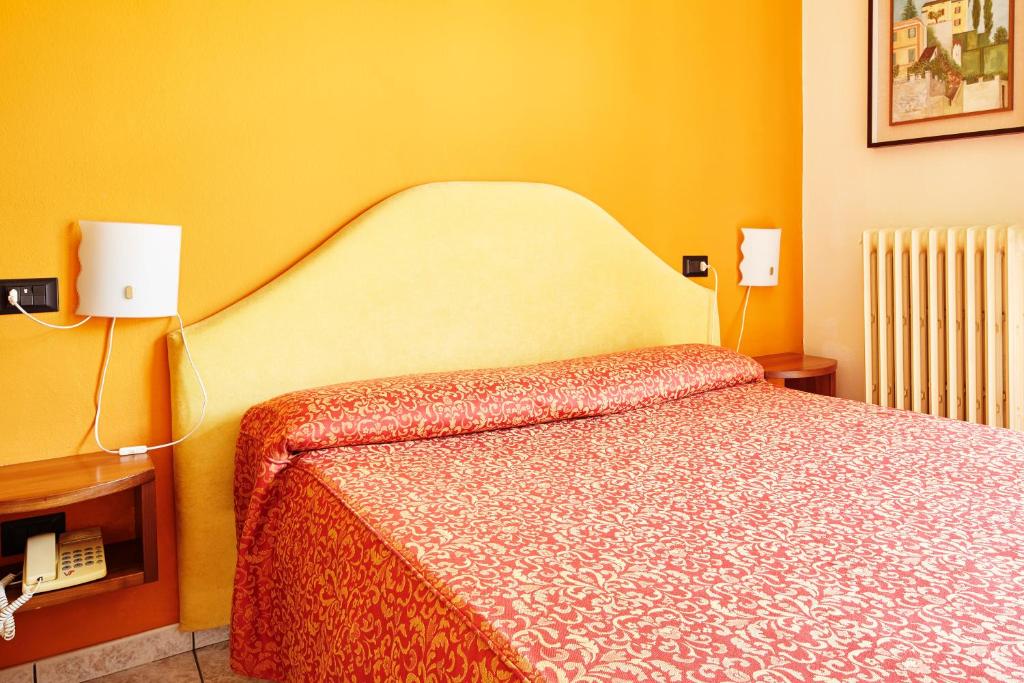 Postel nebo postele na pokoji v ubytování Hotel 2000