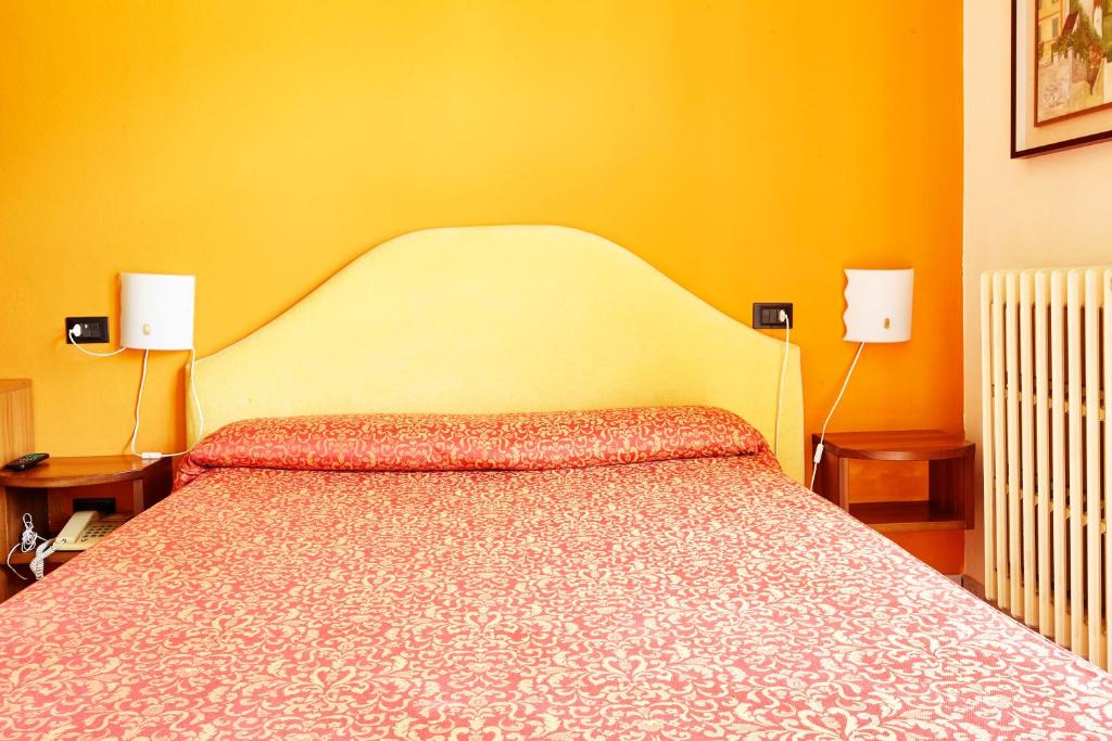 Postel nebo postele na pokoji v ubytování Hotel 2000