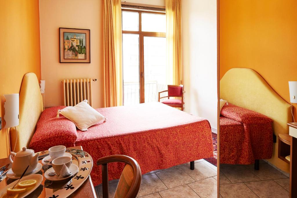 Postel nebo postele na pokoji v ubytování Hotel 2000