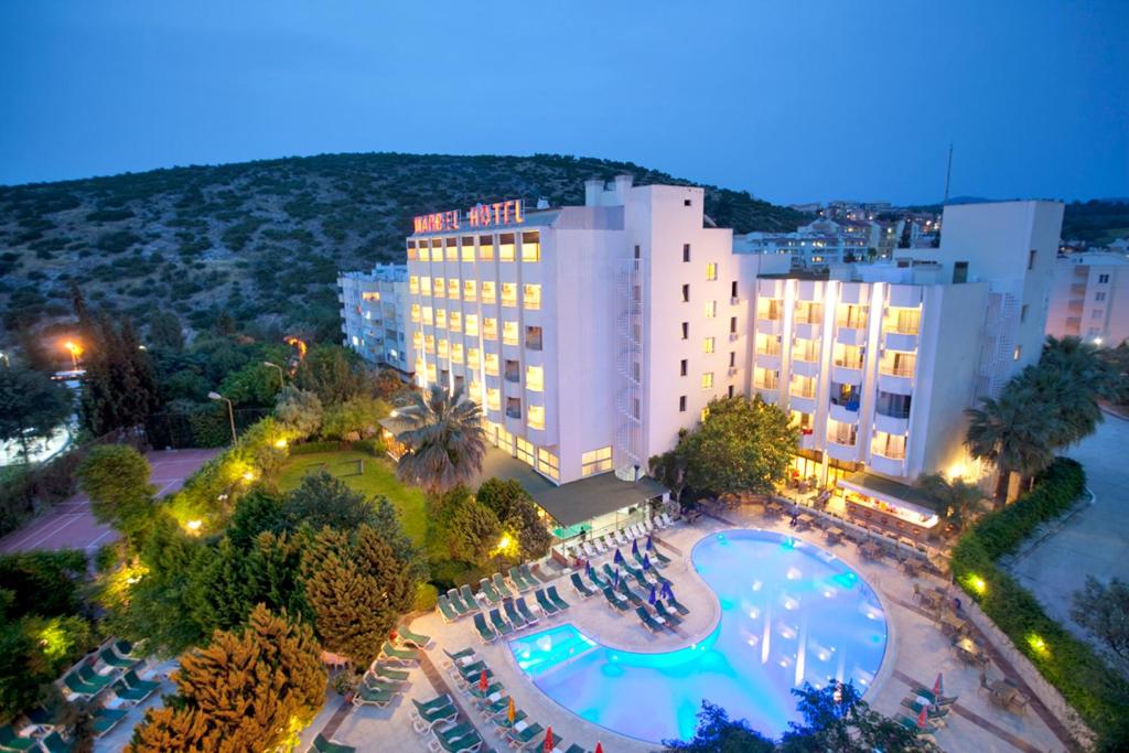 uma vista panorâmica de um hotel com piscina em Marbel Hotel by Palm Wings - All Inclusive em Kusadasi