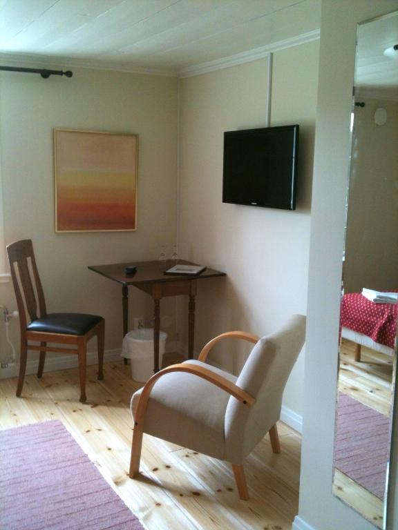 TV a/nebo společenská místnost v ubytování Allégården Kastlösa Hotell