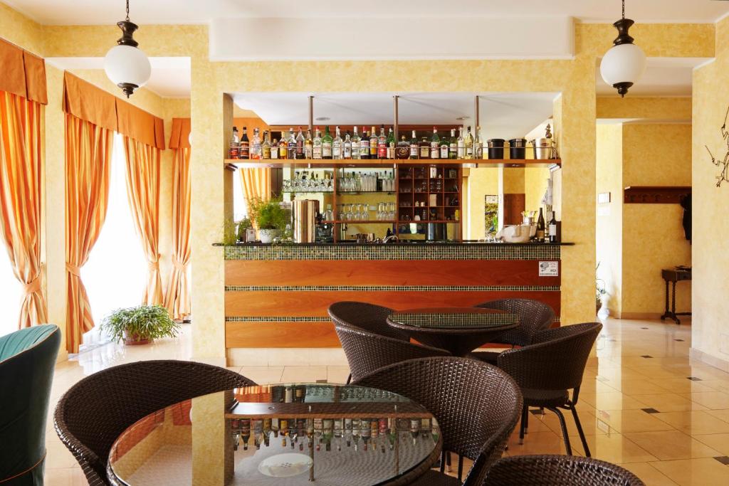 ein Restaurant mit Stühlen und eine Bar in einem Zimmer in der Unterkunft Hotel 2000 in Gravedona