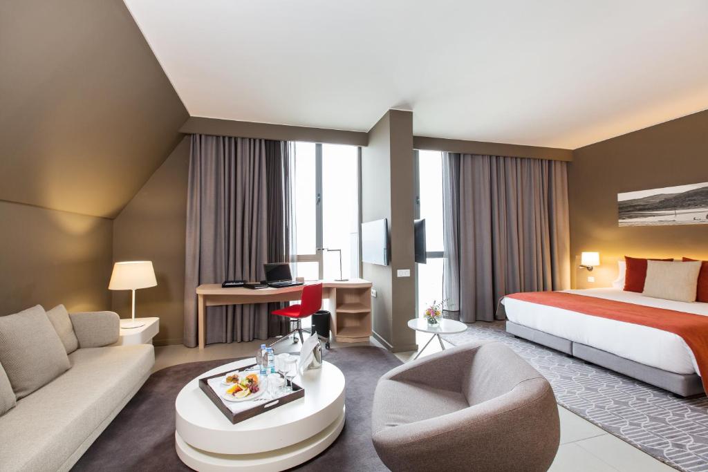 Postel nebo postele na pokoji v ubytování Noom Hotel Conakry