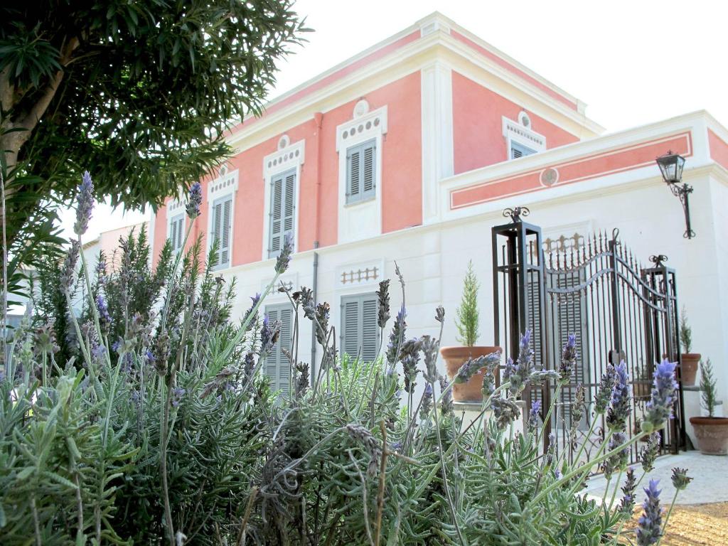 una casa con un jardín delante de ella en Antica Dimora La Porta del Sale, en Marsala