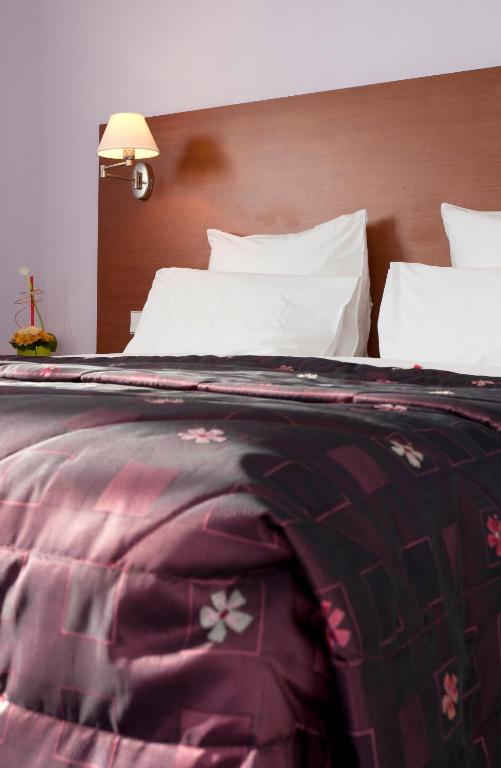 Postel nebo postele na pokoji v ubytování Hôtel Restaurant Logis La Palette