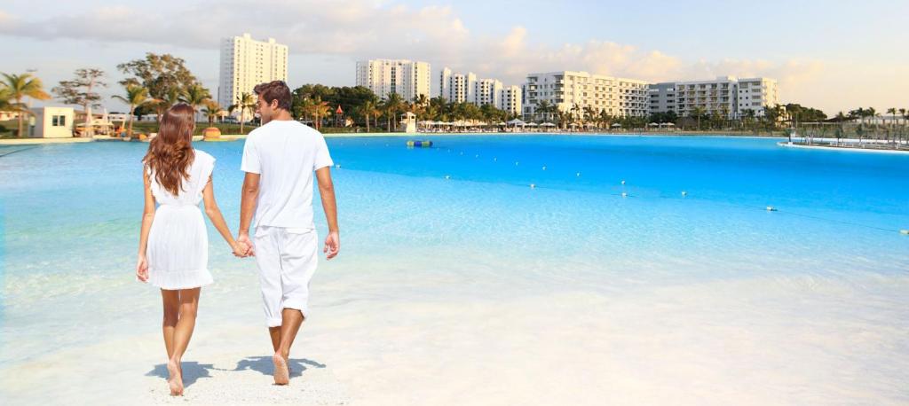 a man and a woman walking on the beach at Playa Blanca Edificio Founders 3 in Playa Blanca