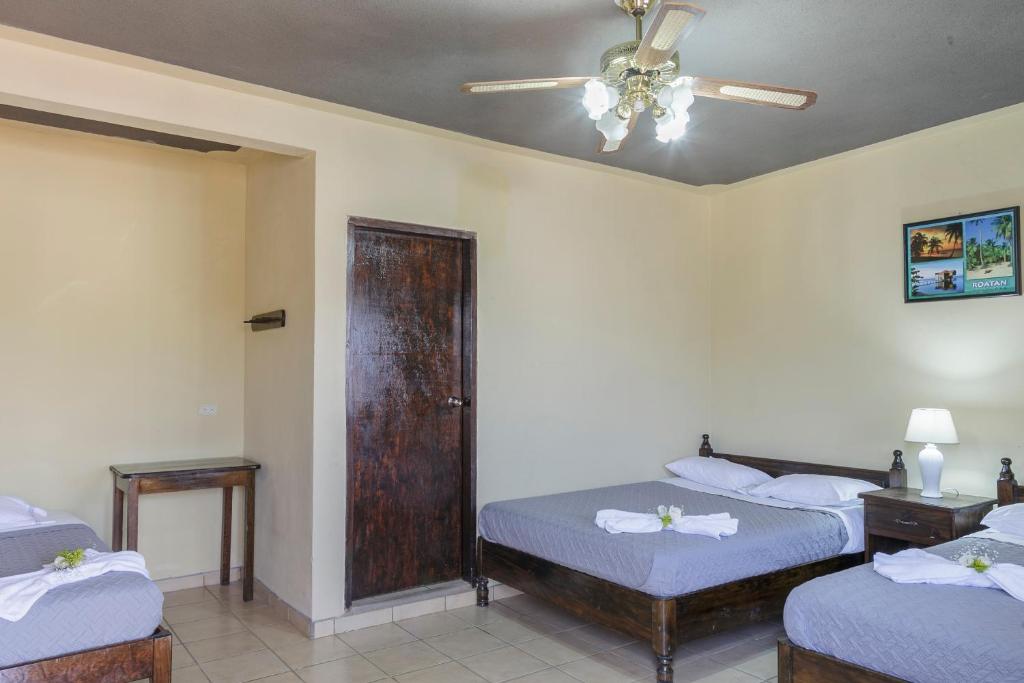 Postel nebo postele na pokoji v ubytování Berakah B&B- Central Park