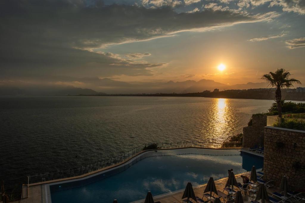 فضای داخلی Ramada Plaza Antalya در آنتالیا - تصویر ۳