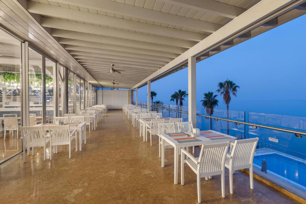 لابی و فضای عمومی Ramada Plaza Antalya - تصویر ۵