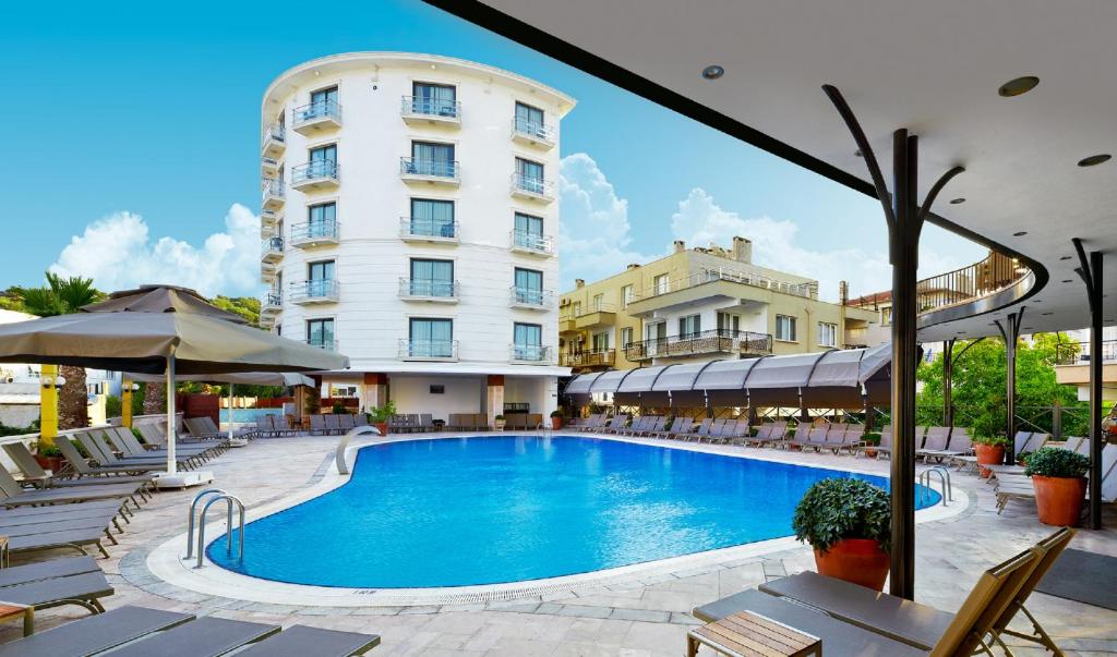 Πισίνα στο ή κοντά στο Ayvalik Cinar Hotel