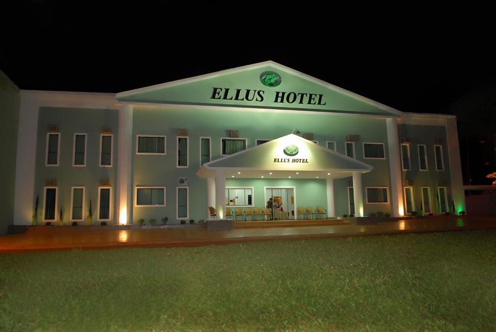 un edificio con un cartel que lee Ellis Hotel por la noche en Ellus Hotel, en Dourados