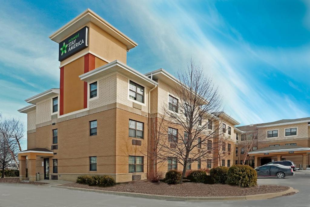 a building with a sign on top of it at Extended Stay America Suites - Detroit - Southfield - I-696 in Farmington Hills