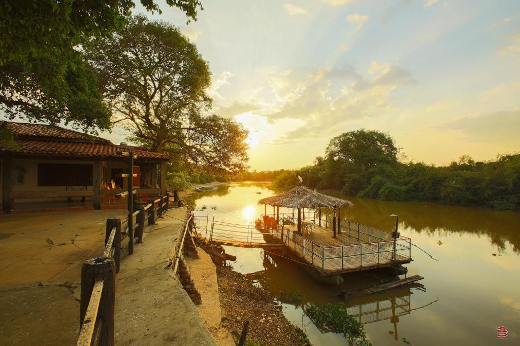 un barco con cenador en un río en Hotel Pantanal Mato Grosso, en Poconé