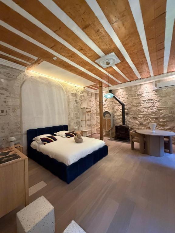 ROMANTIC ROOM in AVIGNON - patio - clim - hypercentre