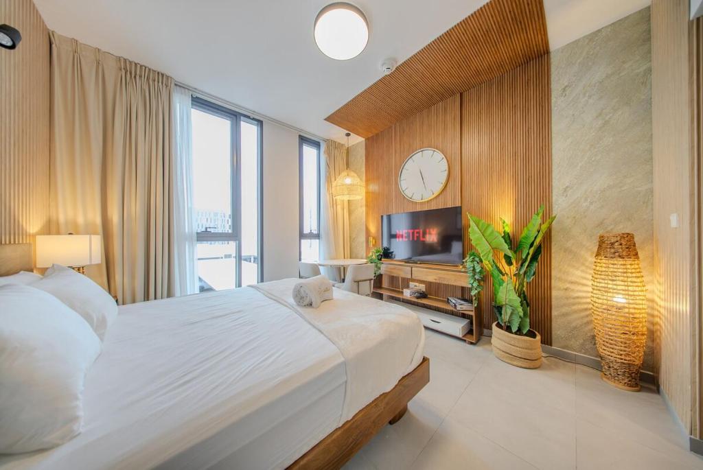 Luxury Apartment in Al Jada Wooden Theme by BlueCloud holidays در شارجه