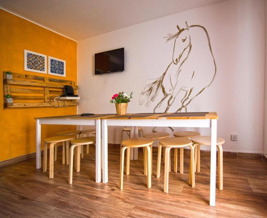 - une salle à manger avec une table et des chaises dans l'établissement Inn Golegã, à Golegã