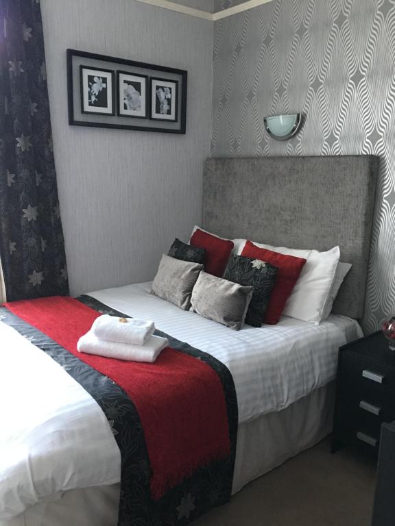 Ένα ή περισσότερα κρεβάτια σε δωμάτιο στο Adelphi Guest House