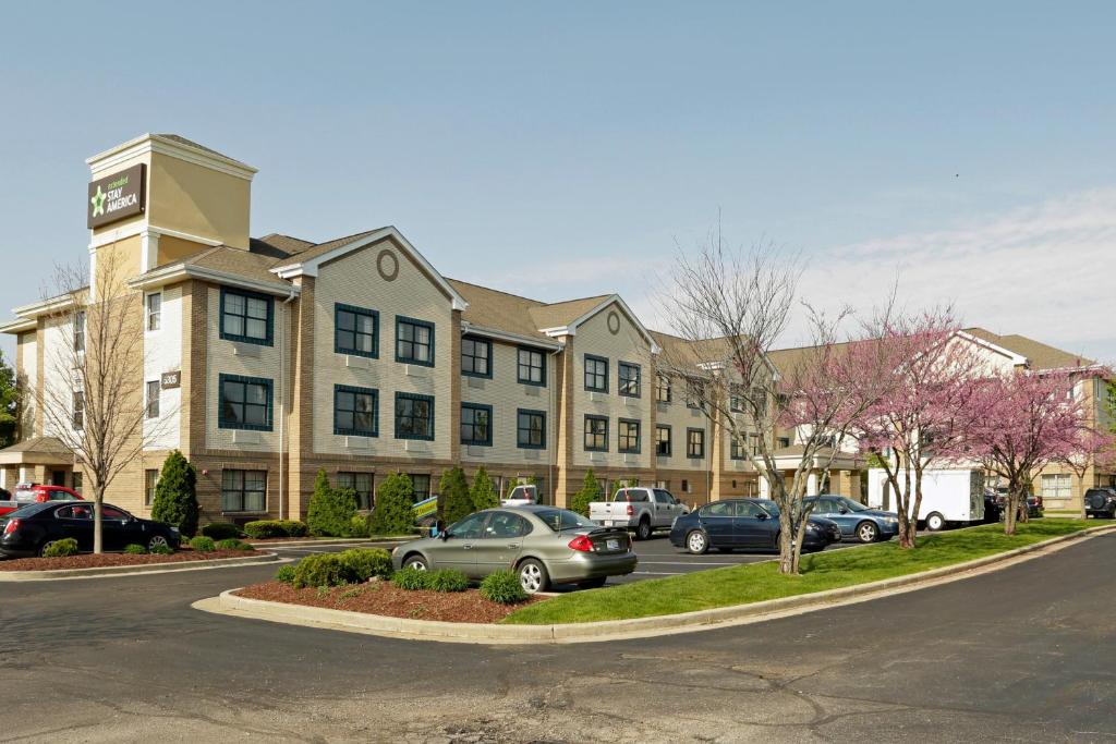 un gran edificio con coches estacionados en un estacionamiento en Extended Stay America Suites - South Bend - Mishawaka - North en South Bend