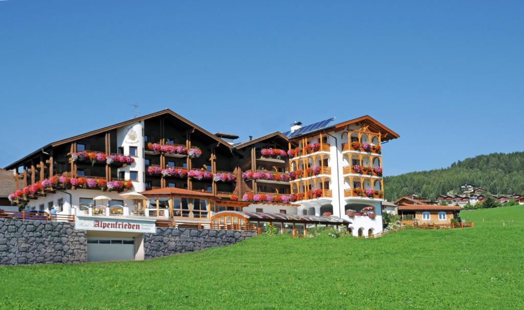 Nespecifikovaný výhled na hory nebo výhled na hory při pohledu z hotelu