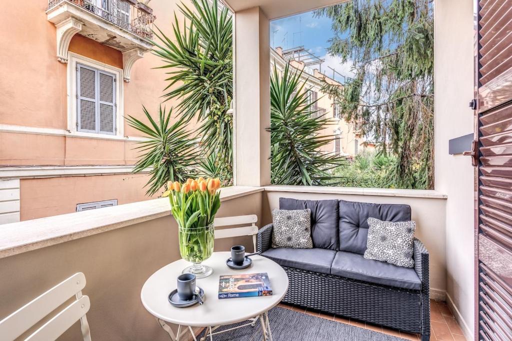 Cozy terrace Vatican apartment