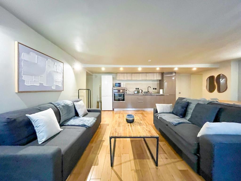 UrbanFlat 89 - Spacious Apartment near Montorgueil & Louvre - Heart of Paris
