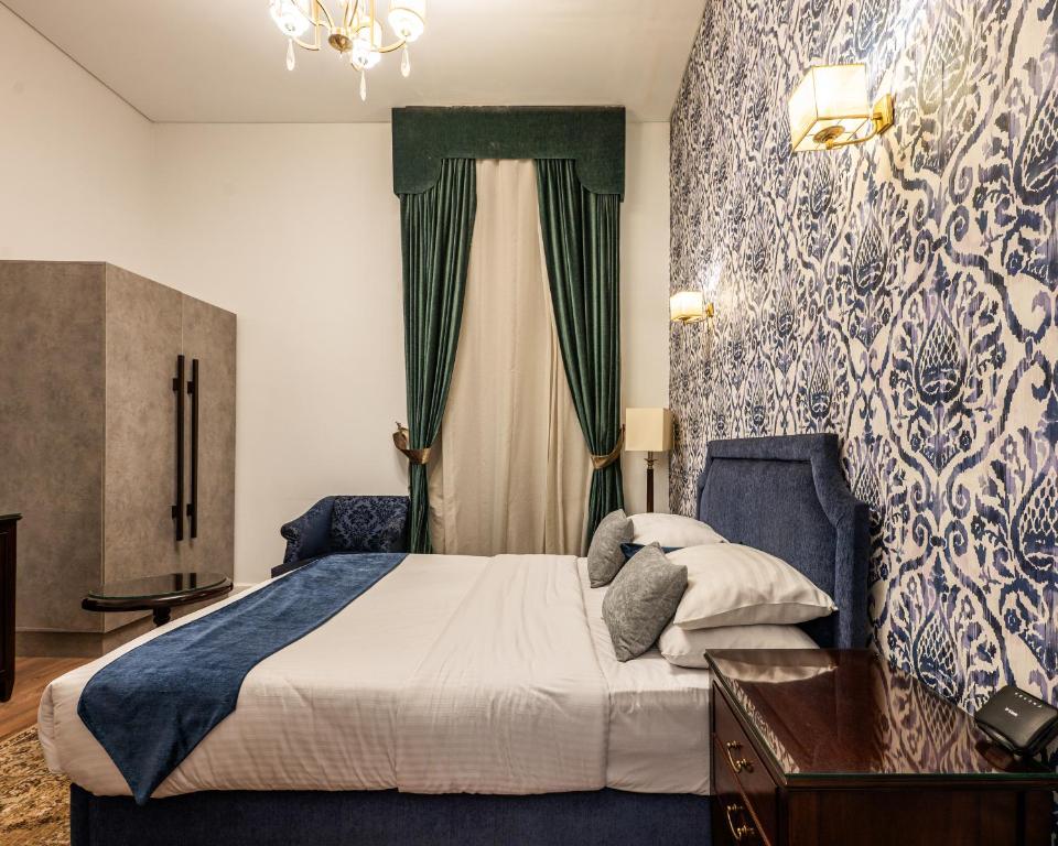 1920s Boutique Hotel and Restaurants - 