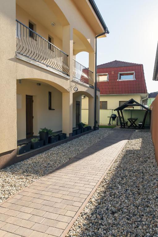 Budova, kde se aparthotel nachází