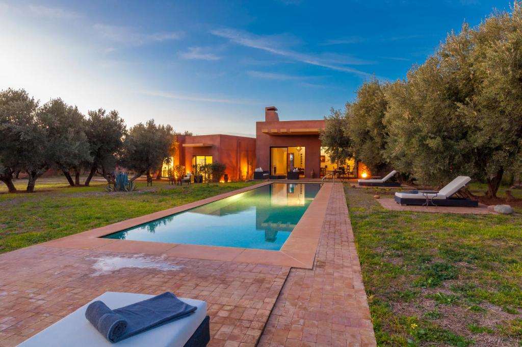 una piscina en el patio de una casa en Villa Kristy, en Marrakech