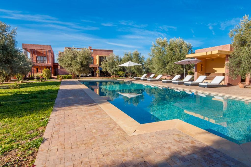 una imagen de una piscina en una casa en Villa Kristy en Marrakech