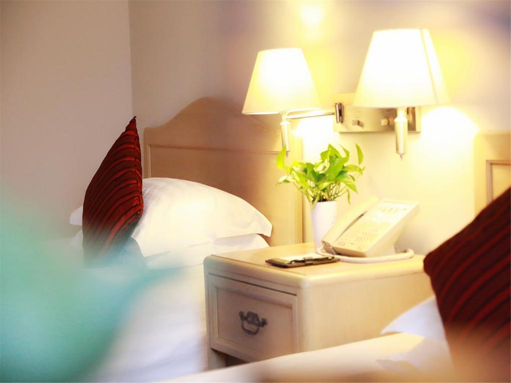 Postel nebo postele na pokoji v ubytování Jinglun Hotel Beijing