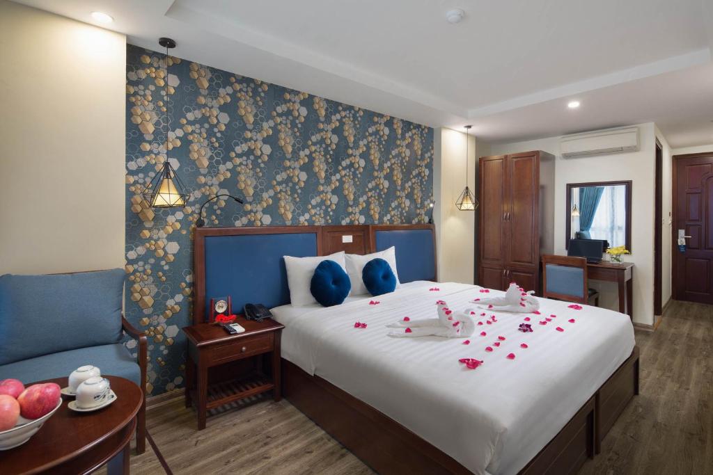 Postel nebo postele na pokoji v ubytování Holiday Emerald Hotel