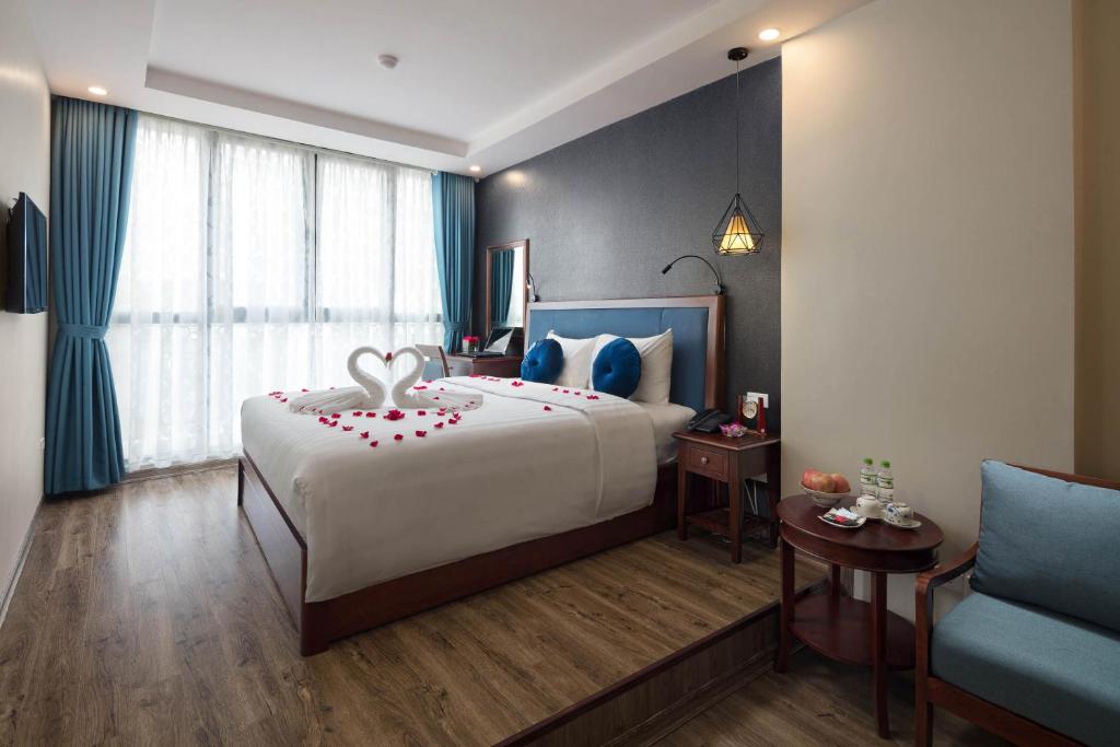 Postel nebo postele na pokoji v ubytování Holiday Emerald Hotel