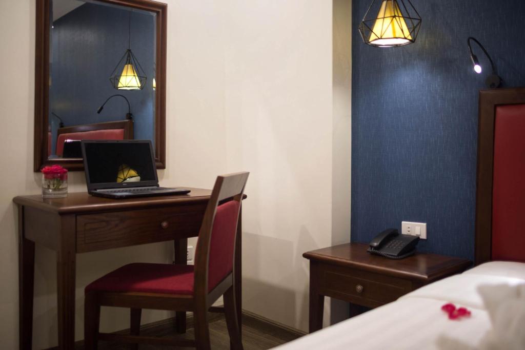 Postel nebo postele na pokoji v ubytování Holiday Emerald Hotel