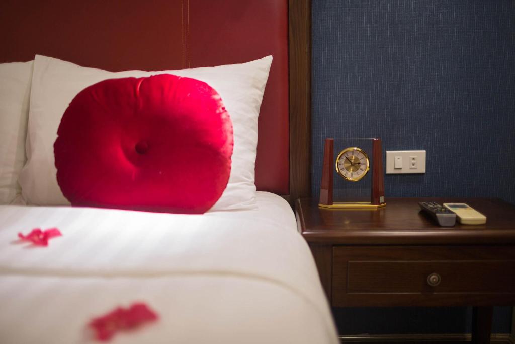 Postel nebo postele na pokoji v ubytování Holiday Emerald Hotel