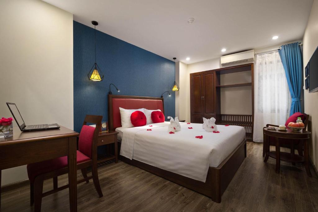 Postel nebo postele na pokoji v ubytování Holiday Emerald Hotel