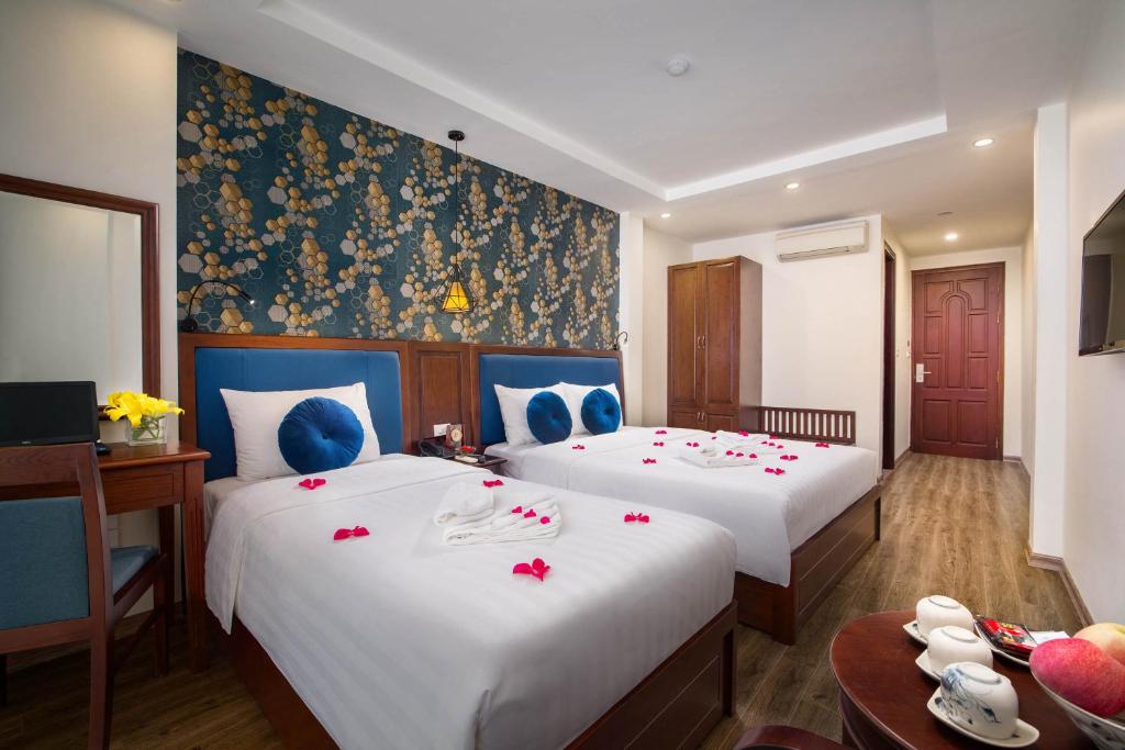 Postel nebo postele na pokoji v ubytování Holiday Emerald Hotel