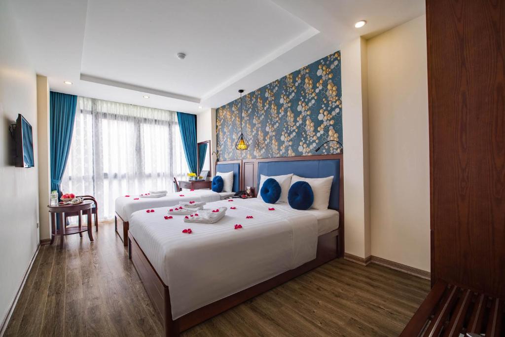 Postel nebo postele na pokoji v ubytování Holiday Emerald Hotel