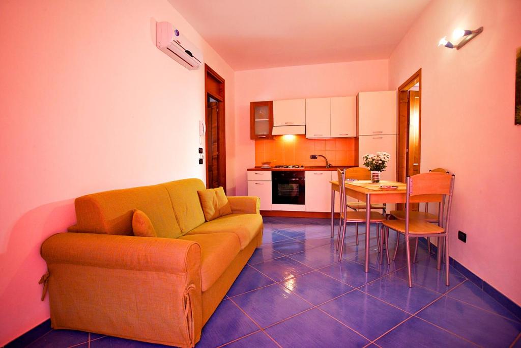 uma sala de estar com um sofá e uma mesa em Case Vacanza Le Magnolie em Castellammare del Golfo